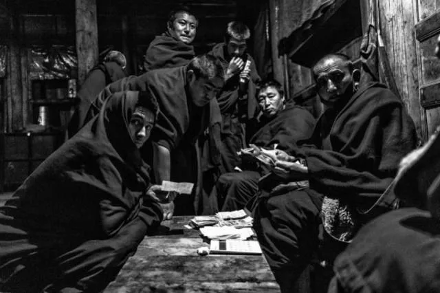 如何把平淡风景，调成黑白大片