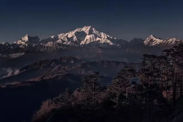 遍览14座8000米雪山，只需徒步这5条世界级路线