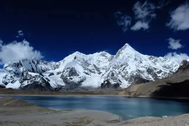 遍览14座8000米雪山，只需徒步这5条世界级路线