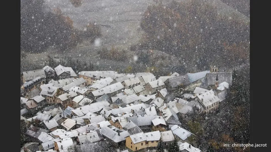雨雪天这样拍更有质感！如何拍出清晰的雨点/雪花？