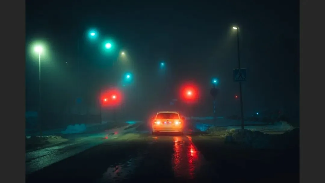 雨天不适合拍照？这位摄影师专拍雨中的城市大片！