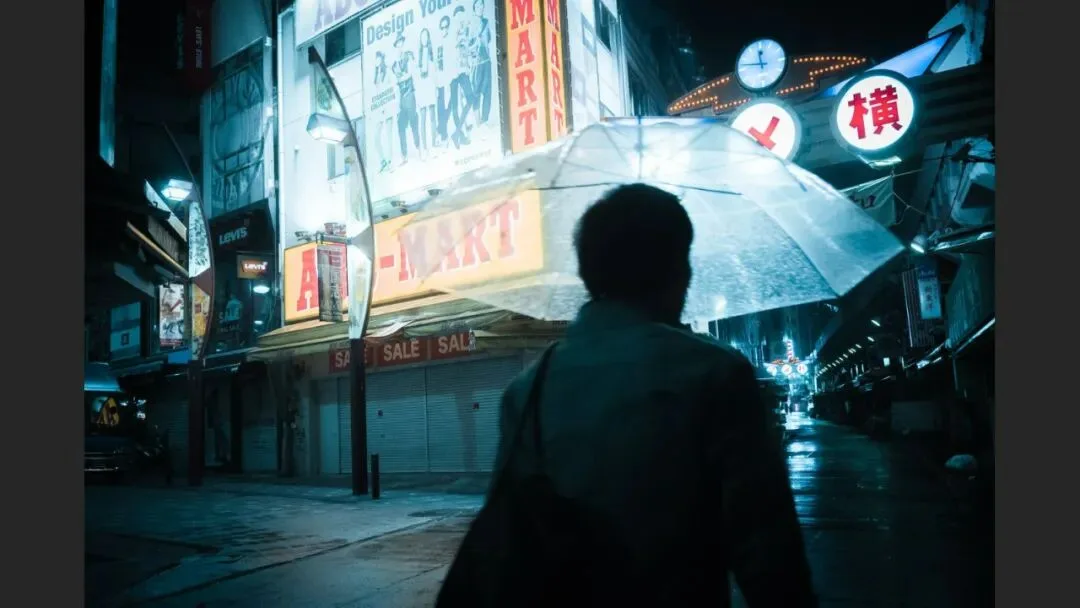 雨天不适合拍照？这位摄影师专拍雨中的城市大片！