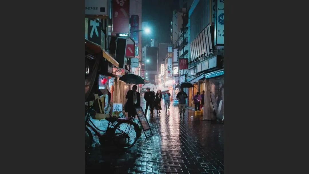 雨天不适合拍照？这位摄影师专拍雨中的城市大片！