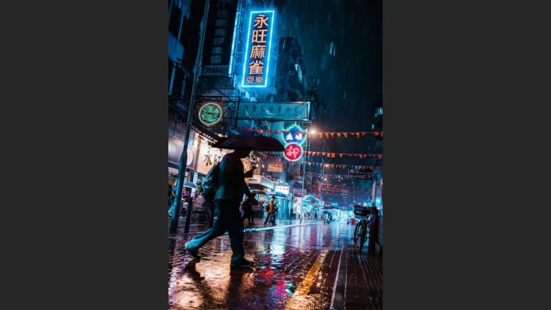 雨天不适合拍照？这位摄影师专拍雨中的城市大片！