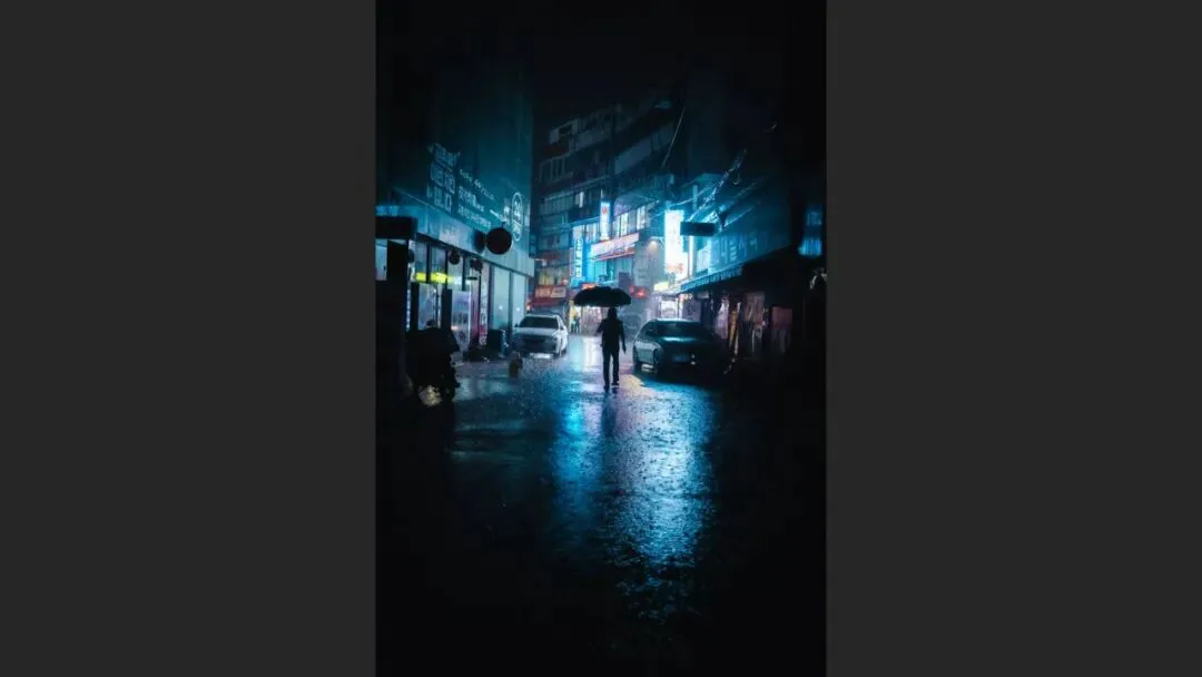雨天不适合拍照？这位摄影师专拍雨中的城市大片！