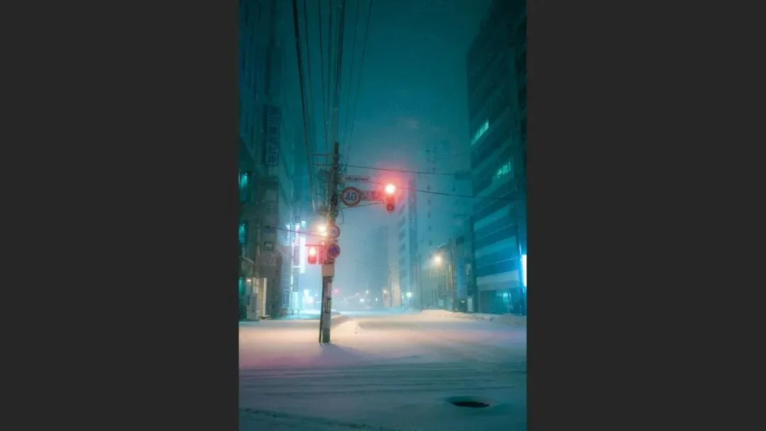 雨天不适合拍照？这位摄影师专拍雨中的城市大片！
