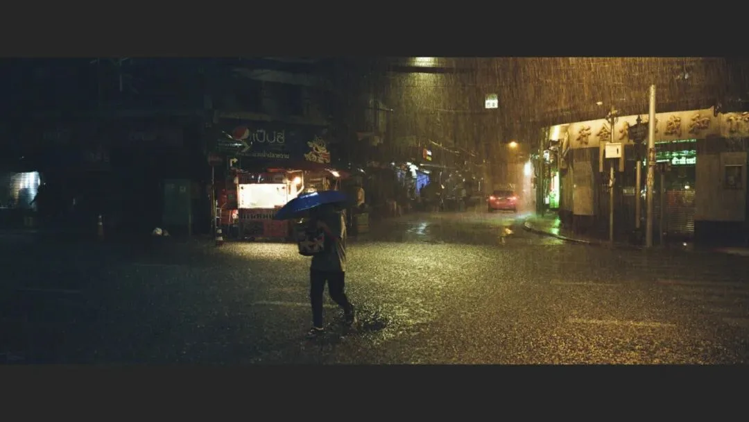雨天不适合拍照？这位摄影师专拍雨中的城市大片！