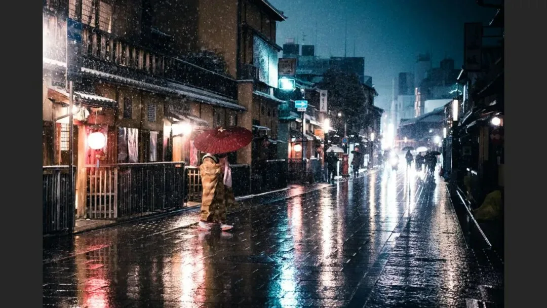 雨天不适合拍照？这位摄影师专拍雨中的城市大片！
