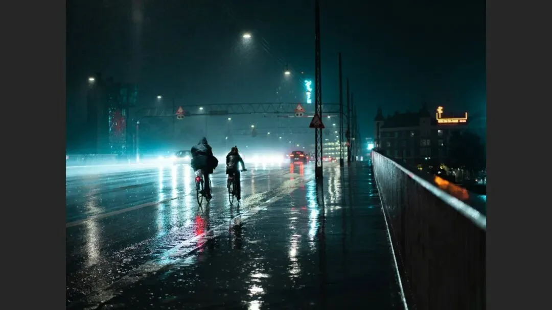 雨天不适合拍照？这位摄影师专拍雨中的城市大片！
