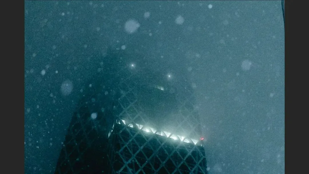 雨天不适合拍照？这位摄影师专拍雨中的城市大片！