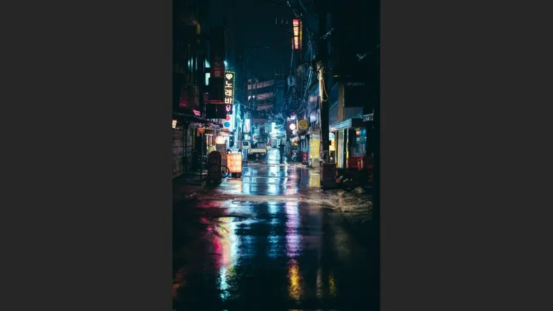 雨天不适合拍照？这位摄影师专拍雨中的城市大片！