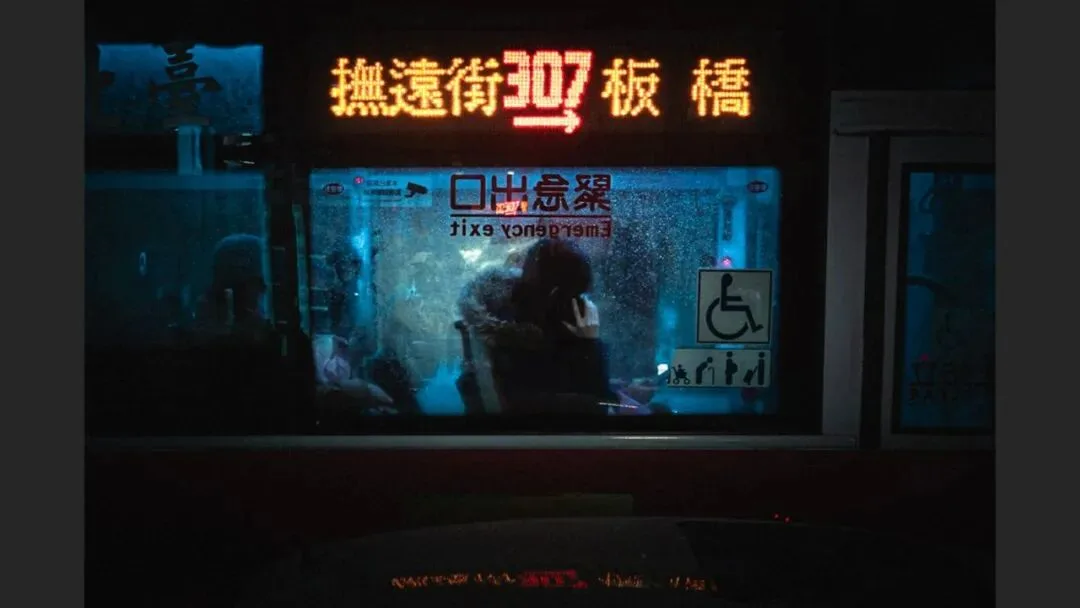 雨天不适合拍照？这位摄影师专拍雨中的城市大片！