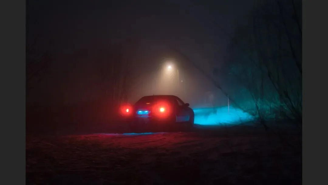 雨天不适合拍照？这位摄影师专拍雨中的城市大片！