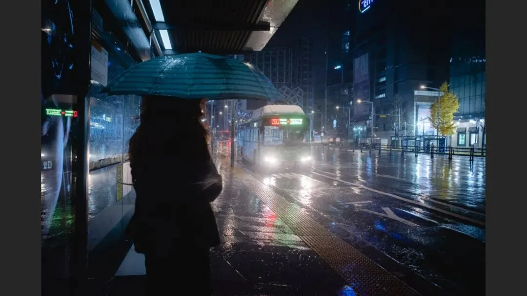 雨天不适合拍照？这位摄影师专拍雨中的城市大片！