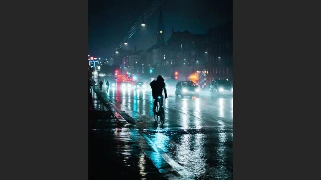 雨天不适合拍照？这位摄影师专拍雨中的城市大片！
