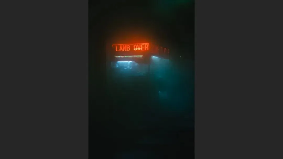 雨天不适合拍照？这位摄影师专拍雨中的城市大片！