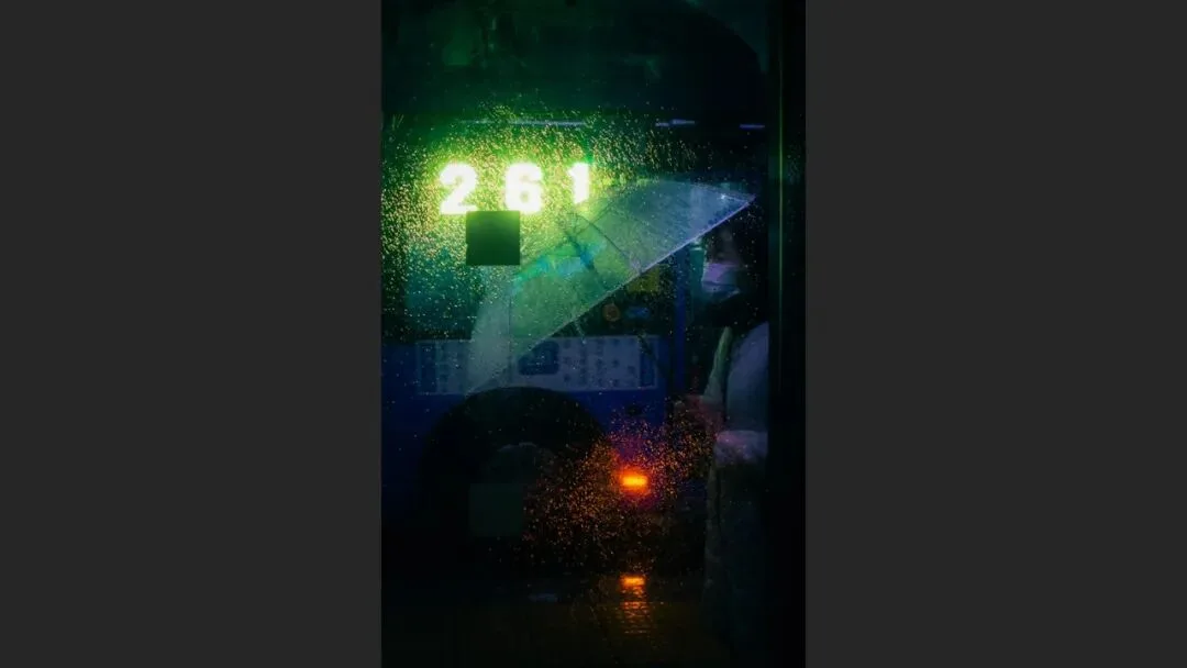 雨天不适合拍照？这位摄影师专拍雨中的城市大片！