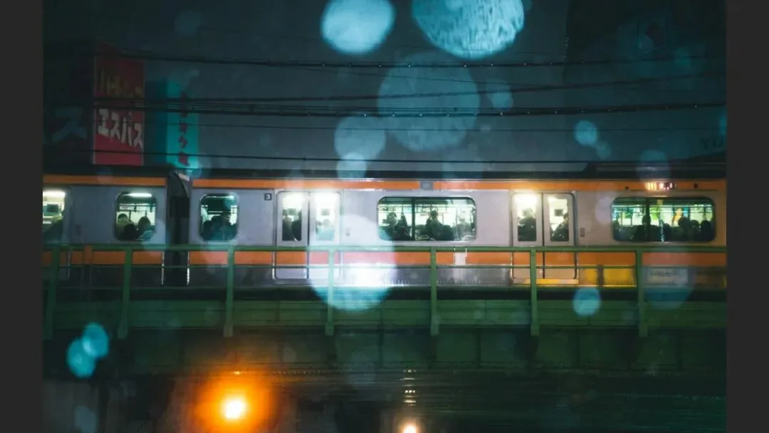 雨天不适合拍照？这位摄影师专拍雨中的城市大片！