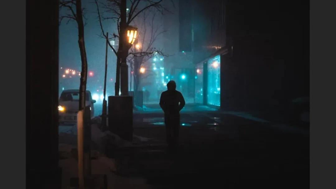 雨天不适合拍照？这位摄影师专拍雨中的城市大片！