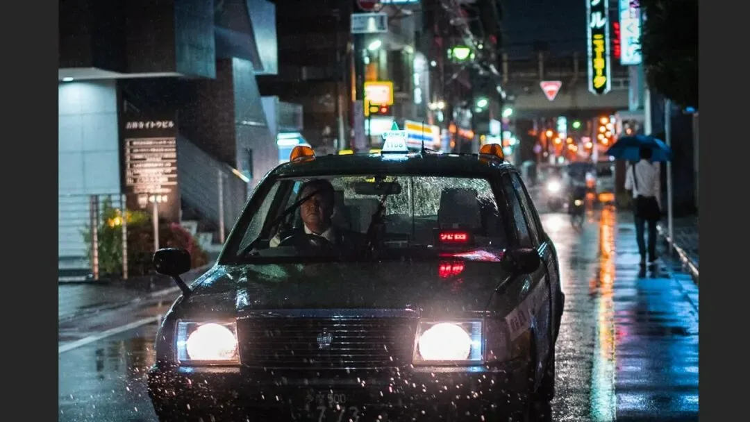 雨天不适合拍照？这位摄影师专拍雨中的城市大片！