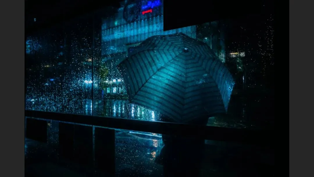 雨天不适合拍照？这位摄影师专拍雨中的城市大片！