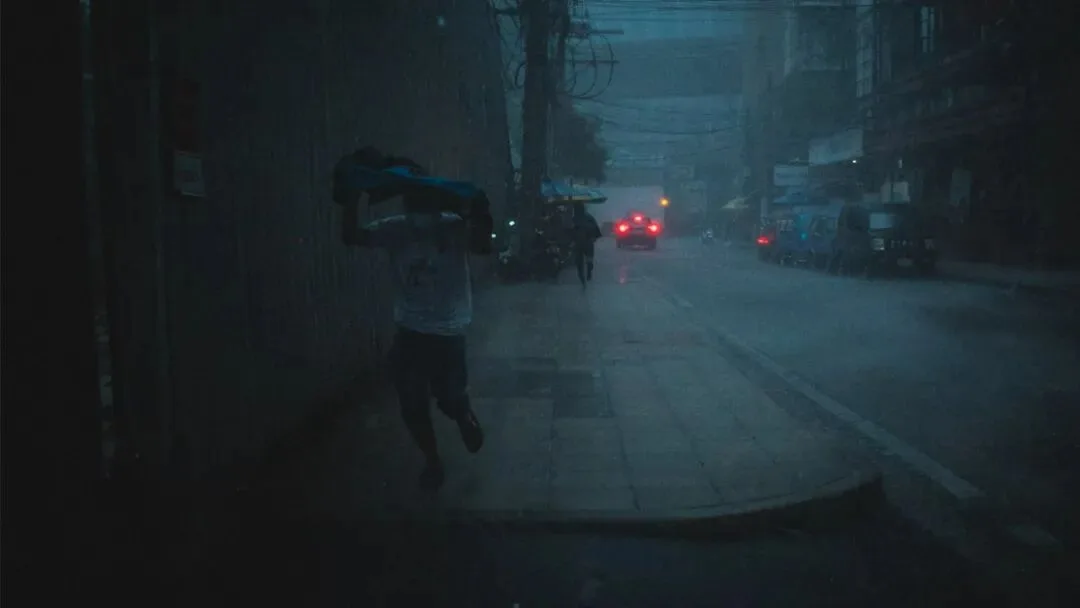 雨天不适合拍照？这位摄影师专拍雨中的城市大片！