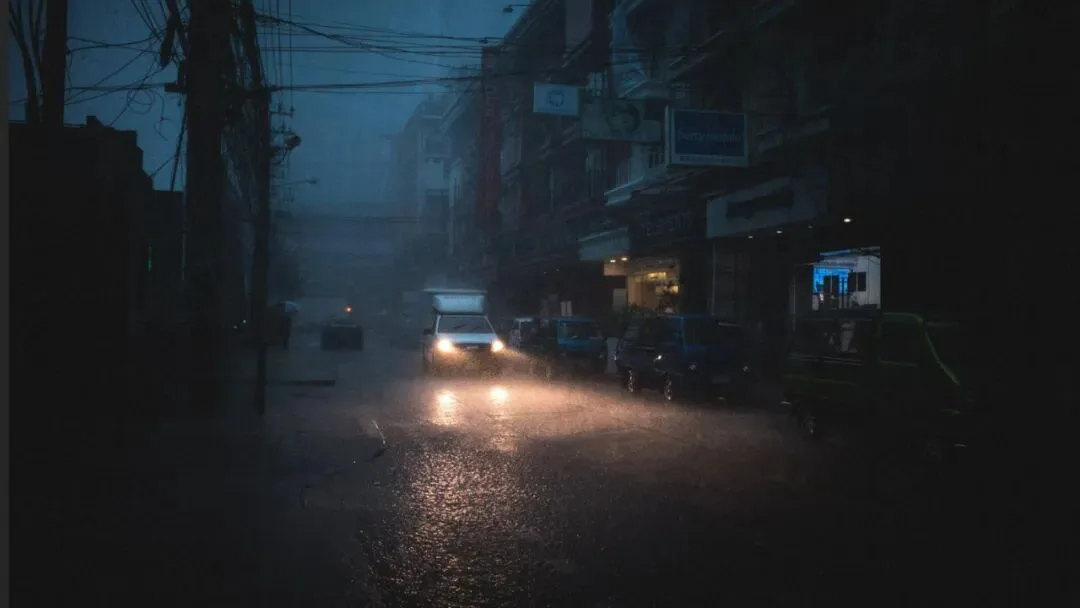 雨天不适合拍照？这位摄影师专拍雨中的城市大片！