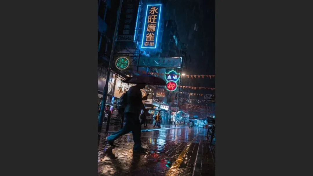 雨天不适合拍照？这位摄影师专拍雨中的城市大片！