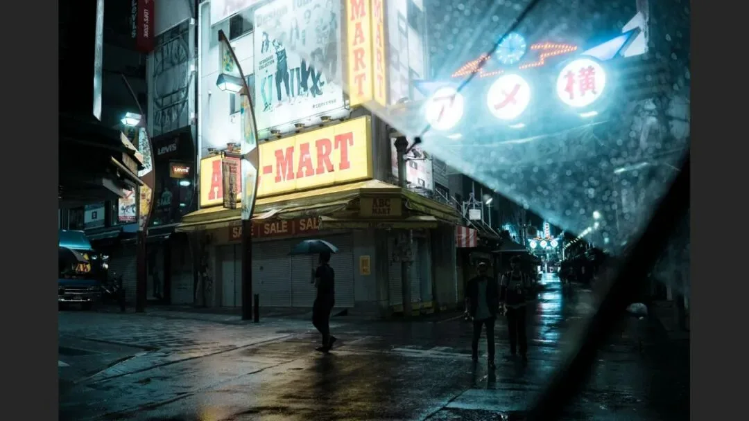雨天不适合拍照？这位摄影师专拍雨中的城市大片！