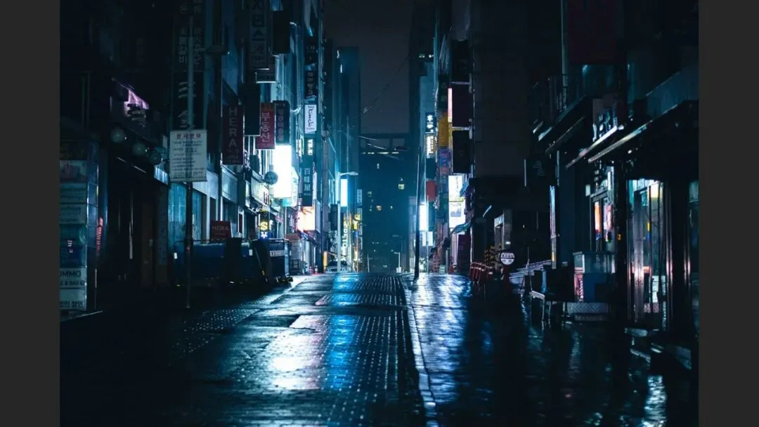 雨天不适合拍照？这位摄影师专拍雨中的城市大片！