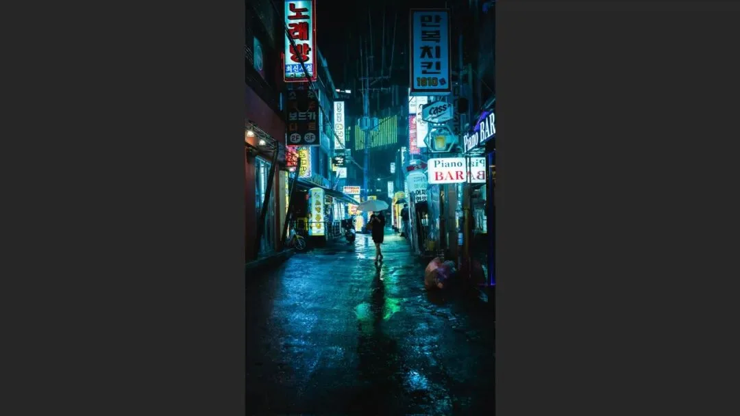 雨天不适合拍照？这位摄影师专拍雨中的城市大片！