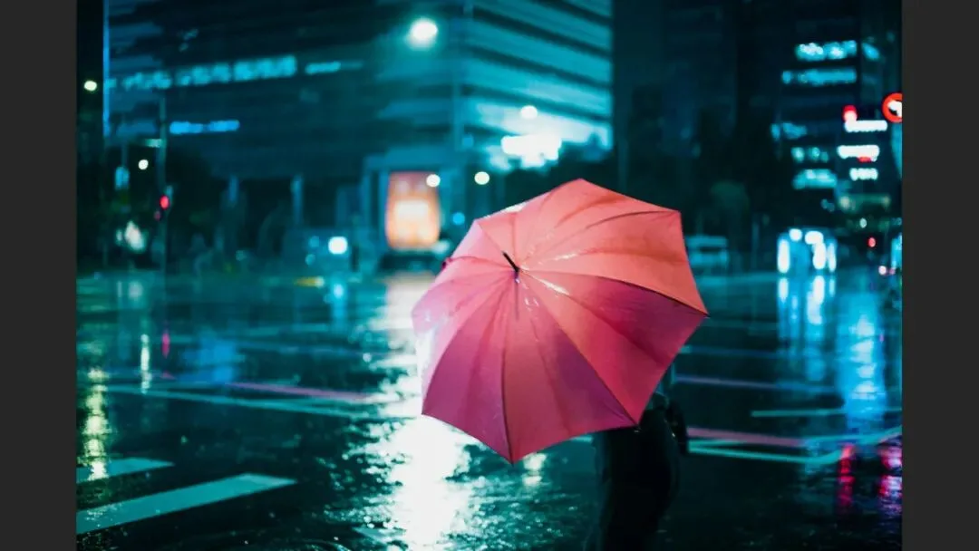雨天不适合拍照？这位摄影师专拍雨中的城市大片！