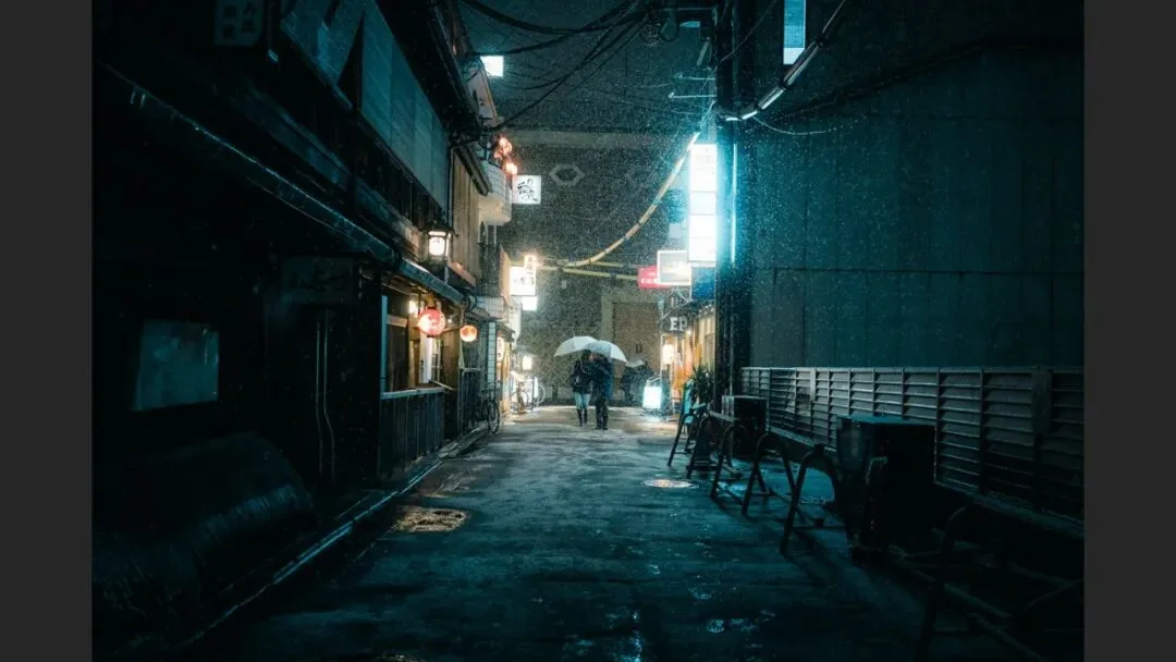 雨天不适合拍照？这位摄影师专拍雨中的城市大片！