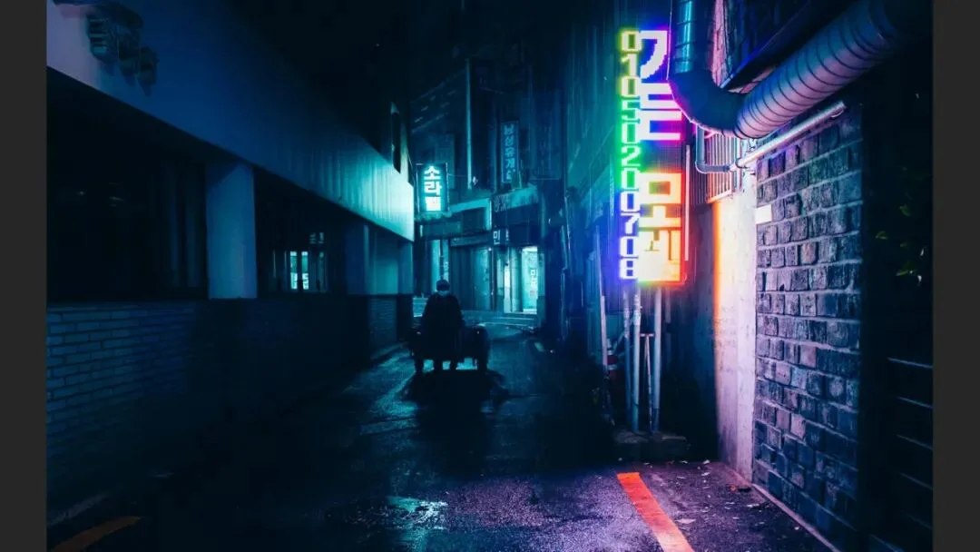 雨天不适合拍照？这位摄影师专拍雨中的城市大片！