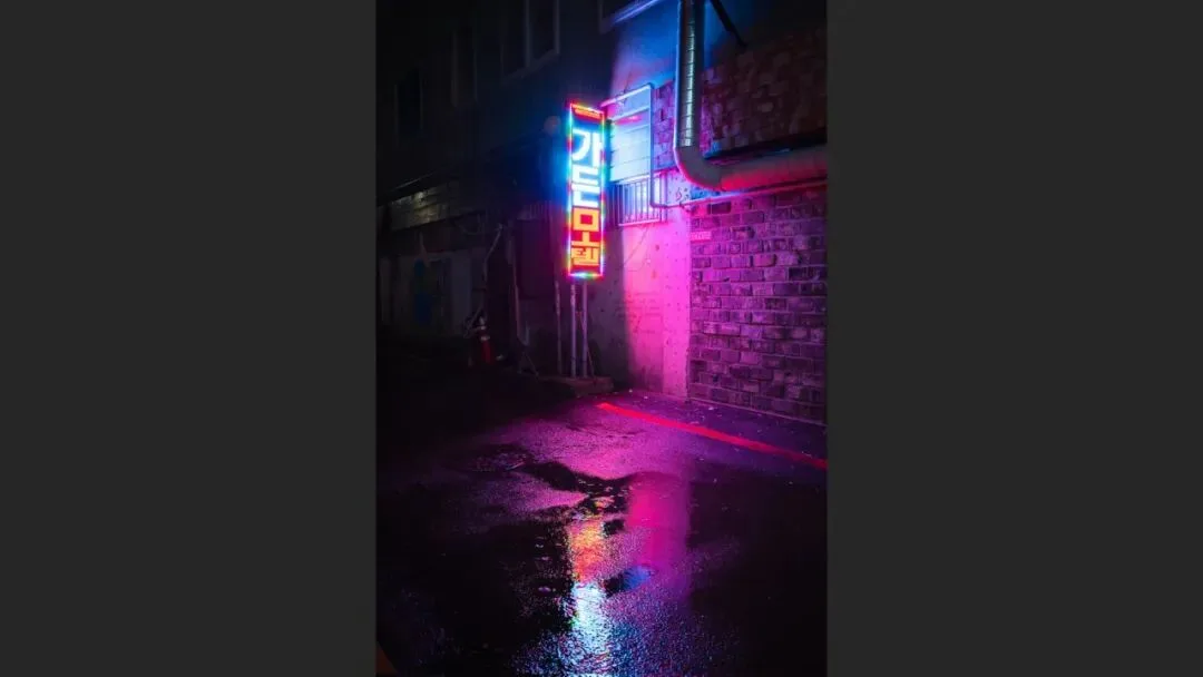 雨天不适合拍照？这位摄影师专拍雨中的城市大片！