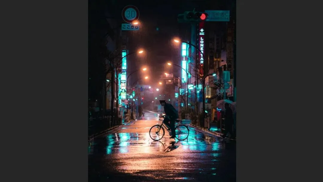 雨天不适合拍照？这位摄影师专拍雨中的城市大片！
