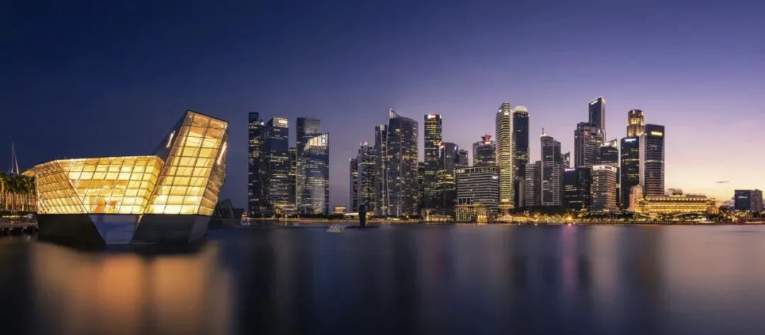 厌倦了爬楼打卡照？不妨关注这3位城市街景摄影师！