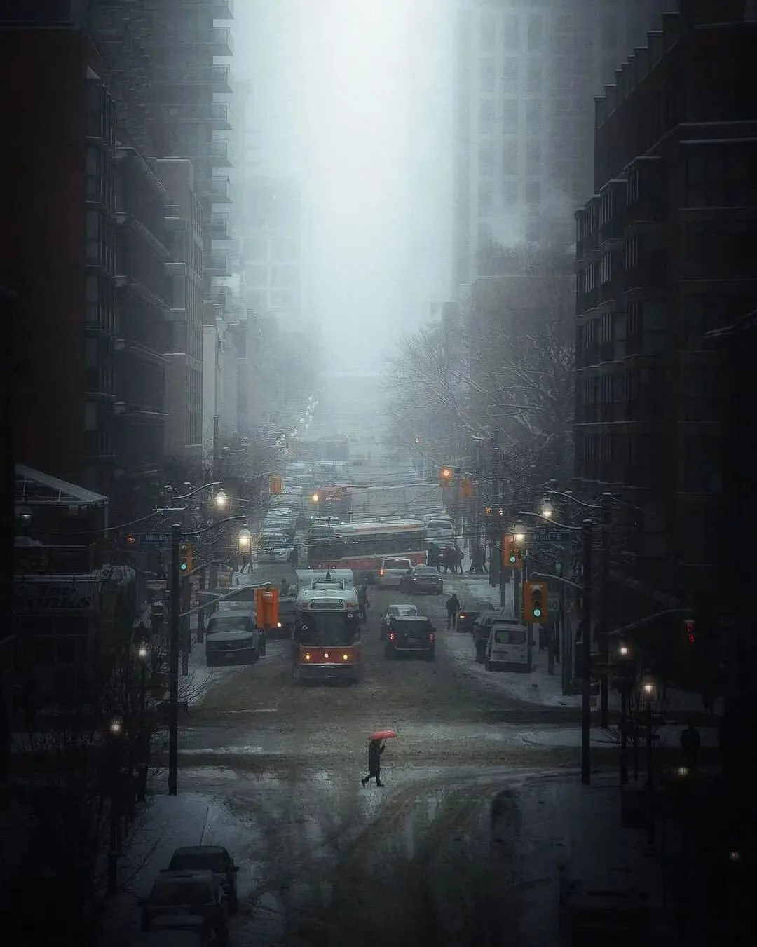 厌倦了爬楼打卡照？不妨关注这3位城市街景摄影师！
