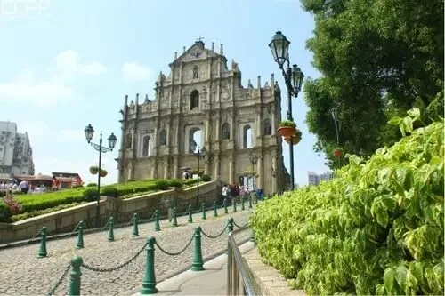 如何在人多的地方拍好旅行照？