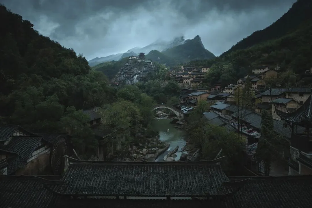 黑神话风格仿色！阴雨天照片这么调色真好看！