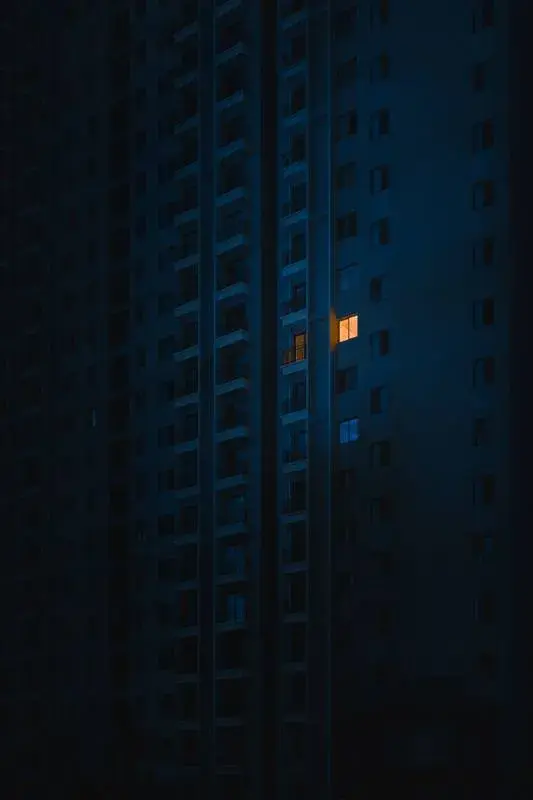 烂尾楼里的微光 · 储卫民摄影作品