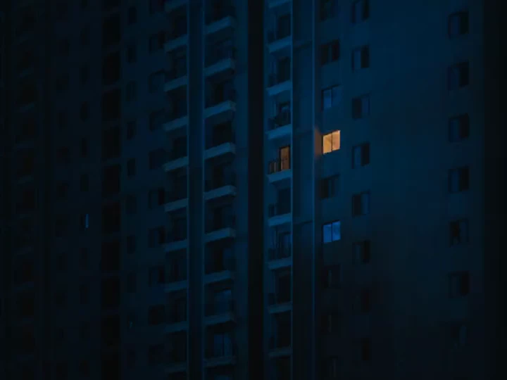 烂尾楼里的微光 · 储卫民摄影作品
